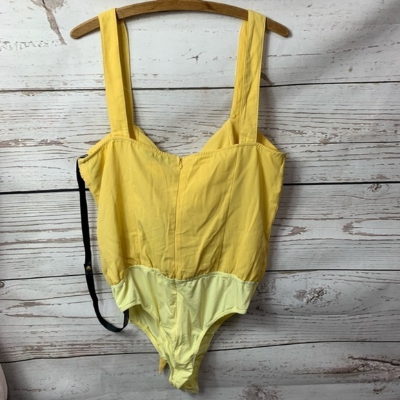 NWT PrettyLittleThing Lemon Woven Pleat Bodysuit - Picture 4 of 8